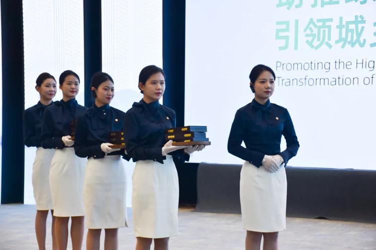 保利物業(yè) 以專業(yè)公關(guān)禮儀為核心，為高端會(huì)務(wù)保駕護(hù)航